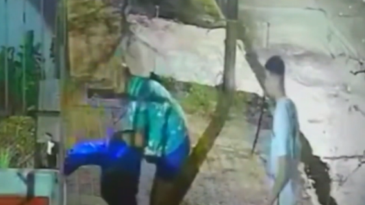 Video: la paliza de vecinos a un ladrón que escapaba con una rueda y una batería de auto