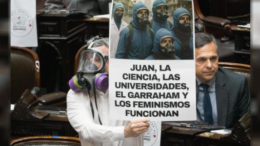 El diputado Esteban Paulón se presentó en el recinto vestido como “El Eternauta”