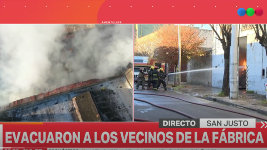 Incendio en una fábrica de plásticos en San Justo: 5 dotaciones de bomberos y vecinos evacuados