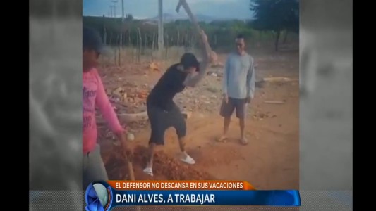 El trabajo de Dani Alves durante sus vacaciones