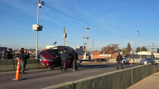 Un conductor perdió el control del auto y quedó colgado de un puente peatonal