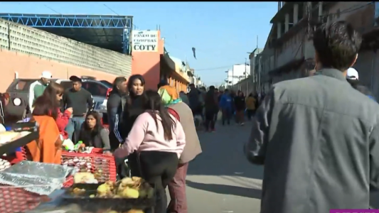 Trabajar como sea: los puesteros de La Salada venden en la calle