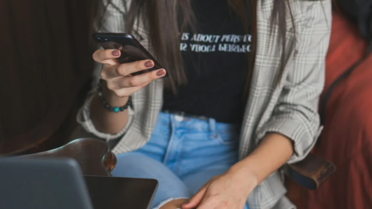 Juicio por deepfake: piden hasta 30 años de cárcel para alumno que usó IA para crear porno con sus compañeras