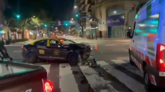 Iba alcoholizado y a contramano, chocó contra un taxi e impactó contra un comercio