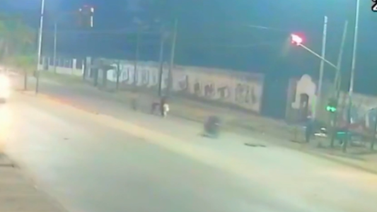 Motociclista cruzó en rojo, atropelló a un nene y huyó