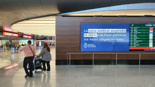 El Gobierno exhibió un cartel en Ezeiza contra la "casta sindical" por la cancelación de vuelos