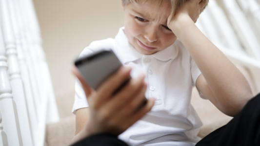 Las redes sociales están alimentando problemas de salud mental en adolescentes, alerta un informe