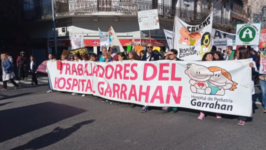Trabajadores del Garrahan realizan una nueva marcha hacia Plaza de Mayo