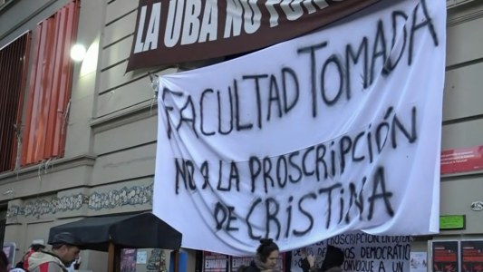 Toma en distintas facultades de la UBA en repudio a la condena a Cristina Kirchner