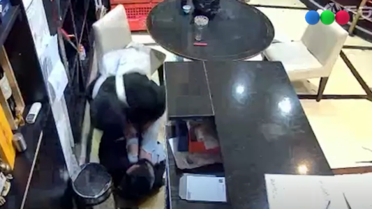 Tras ver videos, lo acusaron de robar y lo despidieron: volvió al restaurante y acuchilló al jefe