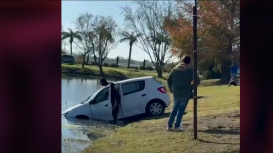 Iba a una casa en un barrio cerrado y terminó con el auto en el lago