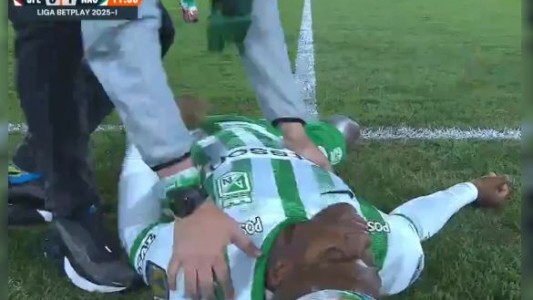 Conmoción en Colombia: Andrés Román se desmoronó sobre el terreno de juego en pleno partido