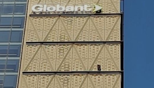 Detuvieron a un mendocino que escaló 15 pisos de una torre de Puerto Madero sin arnés