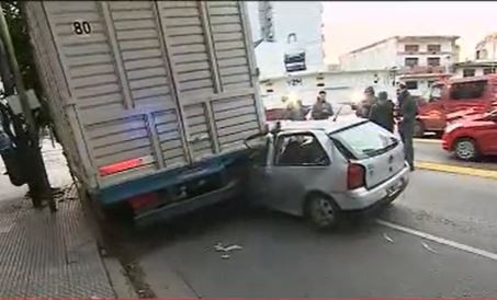 Un auto se incrustó en la parte trasera de un camión en Flores: el conductor se agachó y se salvó