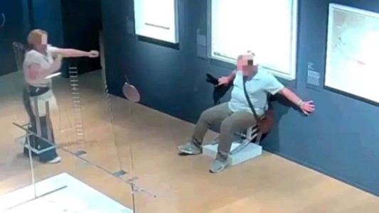 Turistas rompieron la silla Van Gogh de cristales Swarovski en un museo de Verona