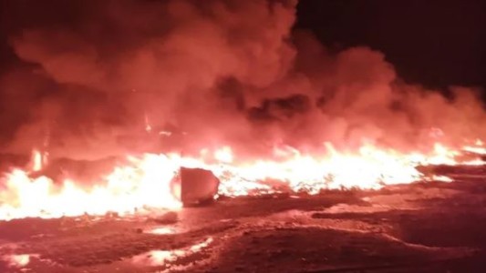 Incendio en una papelera en Melchor Romero: las llamas están fuera de control desde hace horas