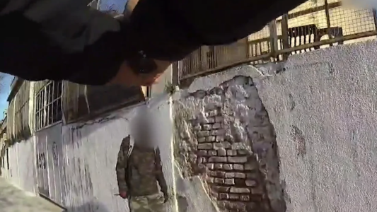 Con una Taser, redujeron a un joven que amenazaba a vecinos con un cuchillo