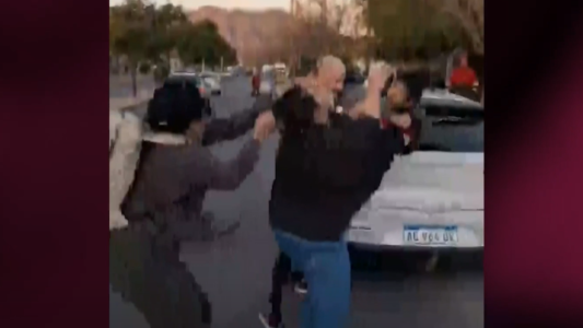 Brutal pelea callejera entre una pareja que iba en auto y una pareja en una bicicleta
