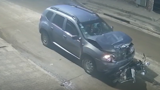 Salió a manejar borracho, atropelló y mató: arrastró 50 metros la moto de la víctima