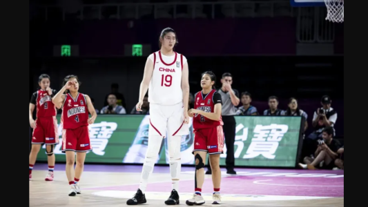 Joven de 2,26, la nueva "Gran Muralla" del básquetbol femenino chino