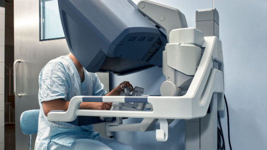 Cirugía remota: operó a un paciente que estaba a 11.000 kilómetros de distancia