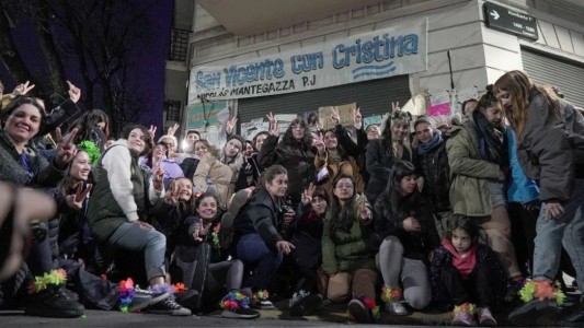 Una agrupación de mujeres llevó “tobilleras de flores” a la casa de Cristina Kirchner y pidió su libertad