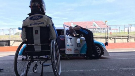 El emocionante regreso a la pista del piloto inglés de Fórmula 4 que perdió ambas piernas