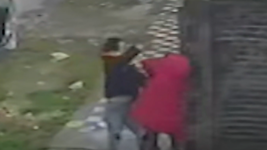 Pareja asaltó a una mujer y le dio una brutal golpiza