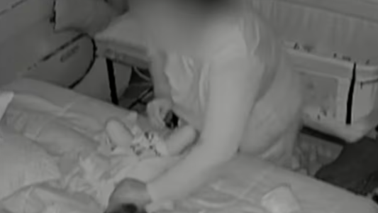 Detuvieron a la niñera grabada cuando golpeaba a un bebé de 7 meses