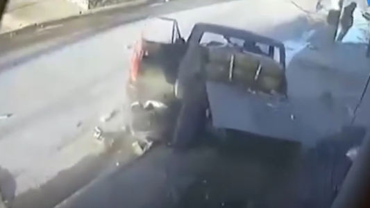 Camión se subió a la vereda y atropelló a tres personas: el conductor huyó corriendo