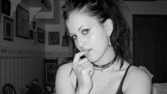 Enigma viral: a la selfie de esta chica le sobra algo