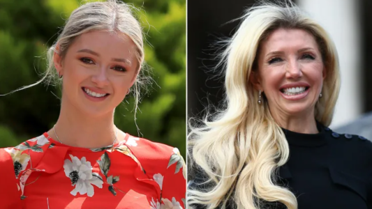 Dos jóvenes acusan a su mamá, una influencer conspiracionista, de la muerte de su hermana por cáncer