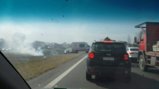 Choque en cadena en Tucumán a causa de la quema de pastizales: diez autos involucrados y al menos trece heridos