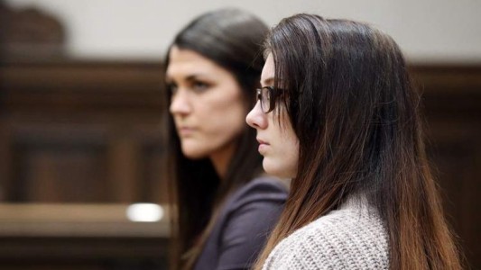 Una profesora condenada por abusar sexualmente de un alumno se excusa: "Soy una víctima de sus artes de seducción"