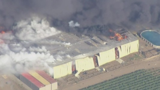 Incendios y evacuaciones en California tras una explosión en un almacén de fuegos artificiales