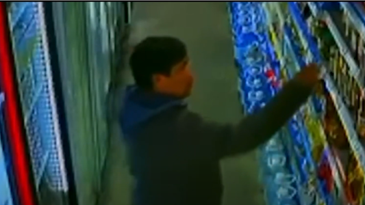 Video: comerciante descubrió a un mechero cuando le robaba y le dio una lección