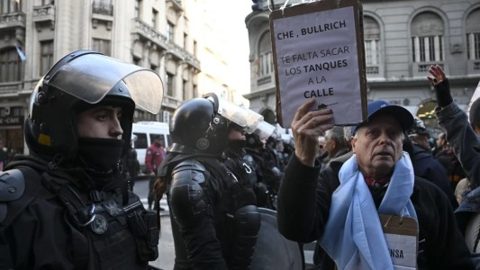 Los jubilados volvieron a marchar al Congreso y rindieron homenaje al fotógrafo Pablo Grillo