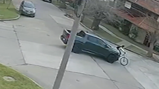 Video: chocó a una ciclista, la pasó por arriba y huyó