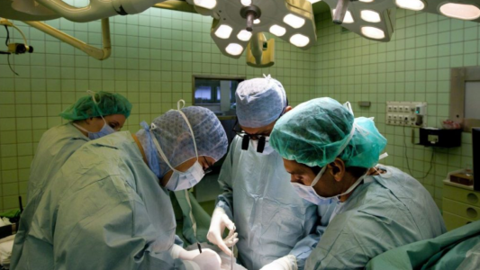 Una mujer donó parte del hígado para salvar a su hija de 5 meses