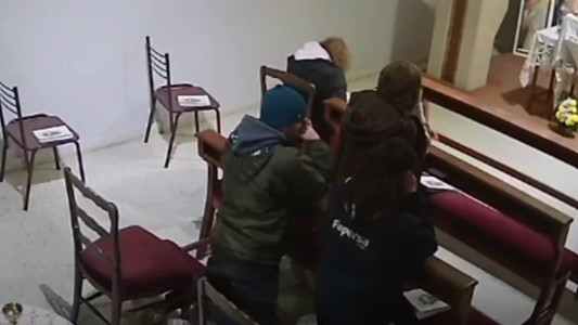 Santa Fe: le robaron a una mujer mientras rezaba en una parroquia