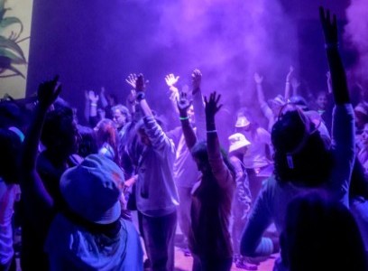 Festival Holístico Rave, libre de celulares e inmerso en colores