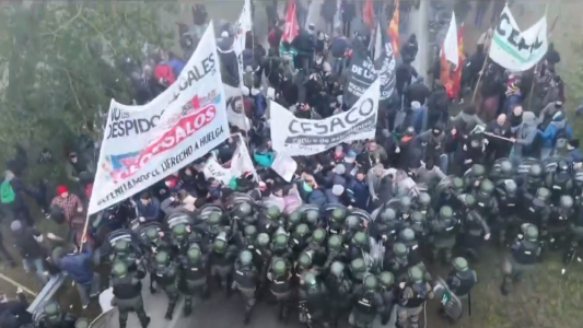 Protesta y corte por despidos en una alimenticia: enfrentamiento con gendarmes