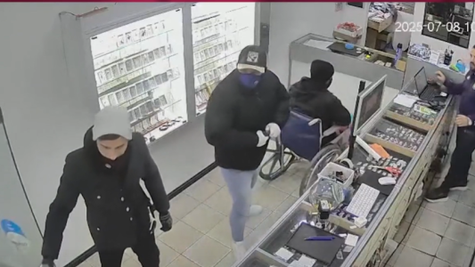 Terror en una joyería: uno de los asaltantes entró en silla de ruedas