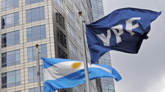 Entrega de acciones de YPF: la Procuración del Tesoro presentó dos escritos para suspender el fallo