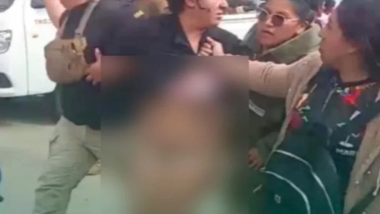 El brutal y salvaje linchamiento a una mechera argentina en Bolivia: la desnudaron y casi la queman viva