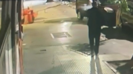 Video: el momento en el que un quemacoches incendió un auto y una camioneta en Villa del Parque