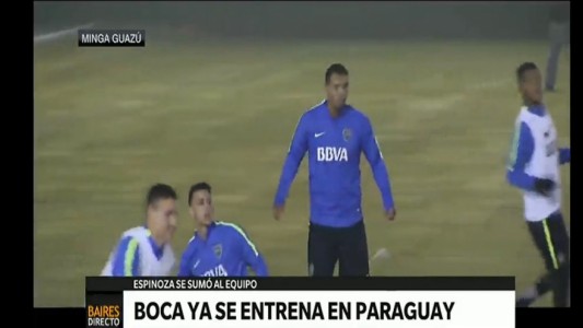 Boca entrena en Paraguay, con el delantero Cristian Espinoza recién llegado
