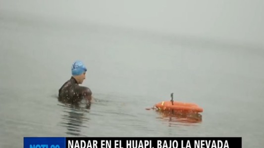 Esta mujer "maravilla" nada en el lago Nahuel Huapi mientras está nevando