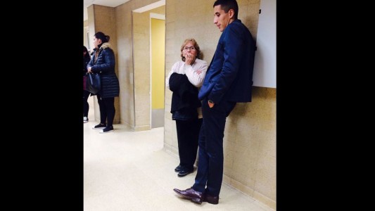 La foto del árbitro junto a la mamá del jugador al que le salvó la vida que conmovió a las redes sociales