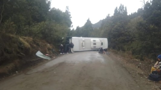 Impactante vuelco de un micro en Villa Traful: hay 20 turistas heridos